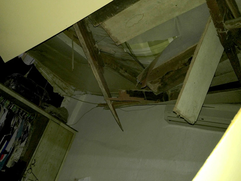 Sàn gỗ ở phòng ngủ của chủ nhà cũng bị hư hỏng nặng